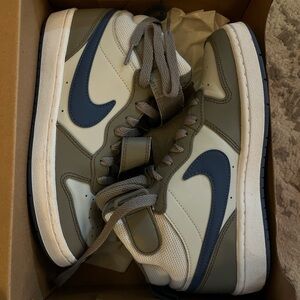 Nike Kids’ Grade School Court Borough Mid  2 Shoes size 4.5